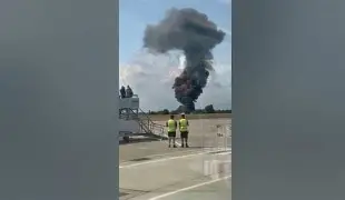 लंदन एयरपोर्ट पर बड़ा हादसा: टेकऑफ के बाद प्लेन क्रैश, आग का भयंकर वीडियो वायरल